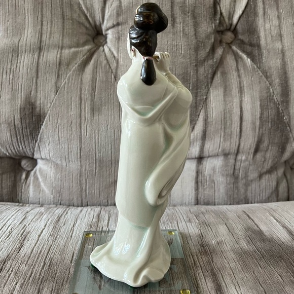 Porcelain Japanese Lady Flute Player - Picture 3 of 5